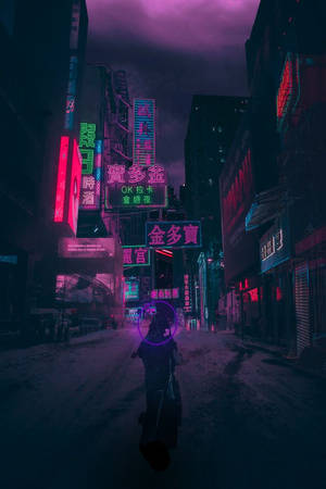 夜晚在積雪、霓虹燈照亮的城市後巷中行走的人。