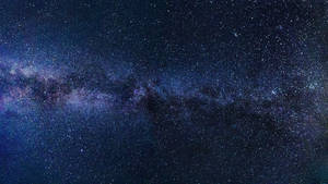 銀河系在黑暗的夜空中閃爍著紫色和藍色的星星。
