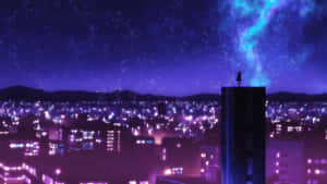 一個人在屋頂上的剪影，俯瞰著在星空下、帶有藍色星雲的發光城市。