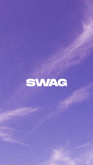 帶有縷縷薄雲的紫色天空，以及寫著 SWAG 的大膽白色文字。