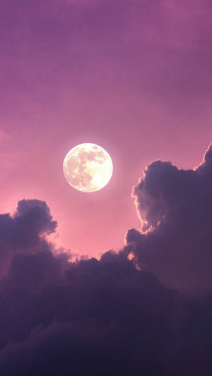 滿月穿過紫色雲層在夜晚閃耀