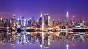 紐約天際線夜景，燈光倒映在水中