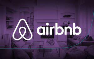 Airbnb標誌顯示在帶有壁爐和家具的紫色調客廳上方。