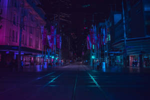 夜晚霓虹燈照亮城市街道，有電車軌道和發光招牌。