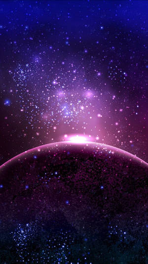 紫色行星在佈滿星星的宇宙天空中升起，伴隨著發光的星雲。
