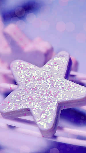 紫色背景上，帶有粉紅和銀色閃粉的閃爍星形糖果。 — 可愛少女風gif 壁紙