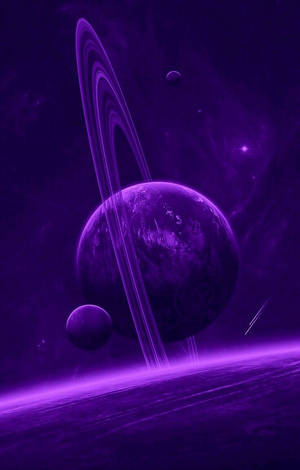 在繁星點點的宇宙天空中，帶有光環和衛星的紫色行星。