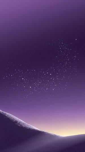 積雪的山脊在繁星點點的紫色夜空下。