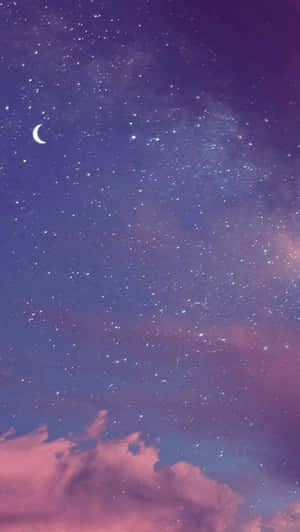 紫粉紅色夜空中的新月和星星，伴隨著柔軟的雲朵。
