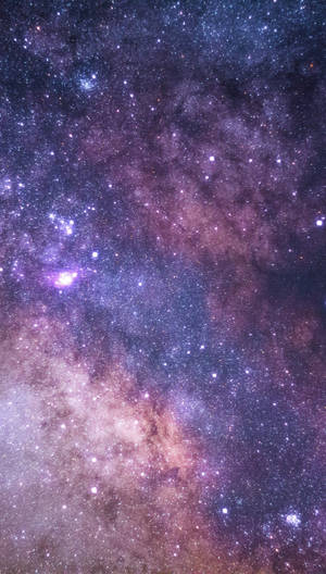 銀河系中充滿星星的鮮豔紫色和粉紅色星雲。 — 星星 壁紙