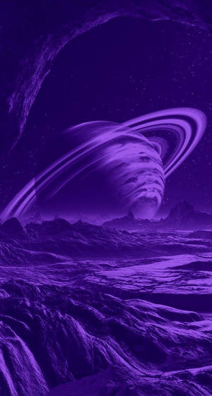 在星空下，帶有光環的紫色行星從外星山脈上升起