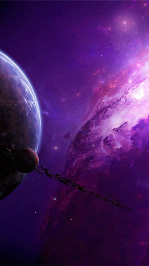 一顆帶有月亮的藍色行星在一個充滿星星的發光紫色星雲附近運行。 — 紫色 iPhone 壁紙