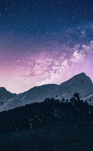 積雪的山脈，紫色和藍色星空，銀河可見。