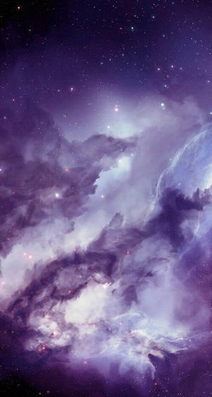深空中帶有星星的紫色和白色宇宙星雲。 — 紫色 iPhone 壁紙