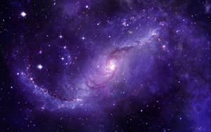 一個旋轉的紫色星系，充滿明亮的星星和宇宙塵埃。