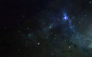 在深空中，無數星辰之間閃耀著鮮豔的藍紫色星雲。