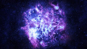 一個在深空中充滿星星的發光紫色和藍色星雲。