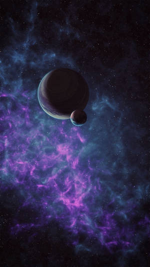 兩顆行星在充滿星星的鮮豔紫色和藍色星雲中運行。