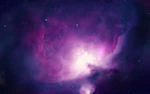 一個在深空中充滿星星的發光紫色和粉紅色星雲。