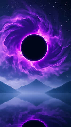 夜晚山湖上方帶有紫色光環的黑洞 — 1440x2560 壁紙