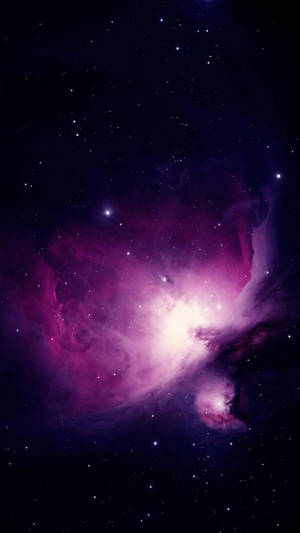 在深空中，無數星星之間發光的充滿活力的紫色和粉紅色星雲。
