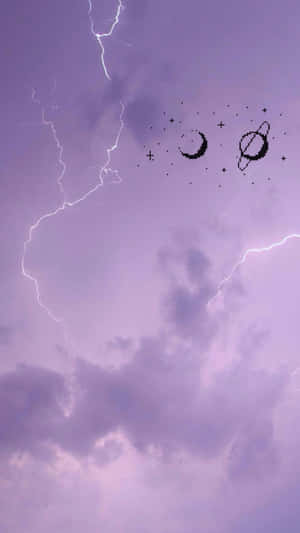 紫色暴風雨天空，帶有閃電和像素藝術天體。 — 夜景城市 壁紙