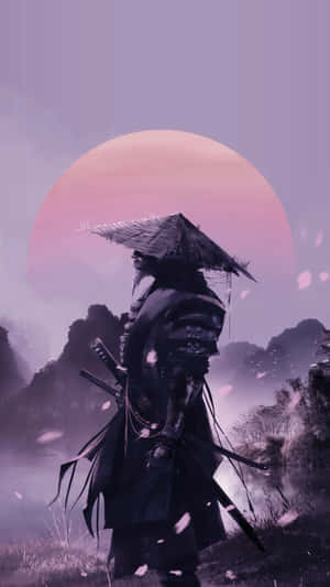 身穿暗色盔甲的武士戰士站在霧氣瀰漫的山谷中，櫻花飄落的粉紅色夕陽下。
