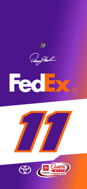 漸變背景上的 FedEx 11 賽車號碼、Denny Hamlin 簽名和 Toyota Owners 400 標誌。