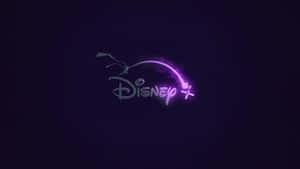 深色背景上帶有紫色霓虹光芒的Disney+標誌