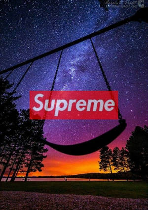 日落時分星空下的鞦韆，背景有湖泊和樹木。