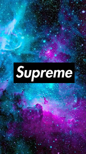 Supreme標誌居中在一個帶有星星的彩色宇宙星雲背景上。