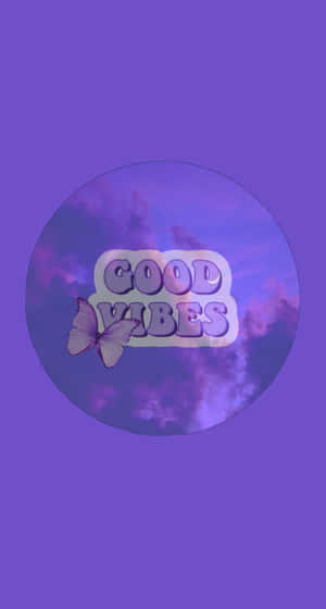 紫色蝴蝶同「good vibes」文字喺紫色天空背景上。 — 深紫色美學 GIF 壁紙