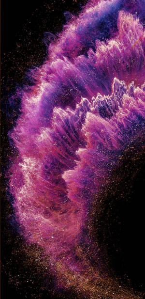 深空中帶有發光星星的充滿活力的紫色宇宙星雲。