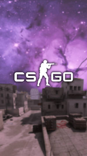 CS:GO玩家剪影在紫色星空下手持步槍，位於城市地圖上方。