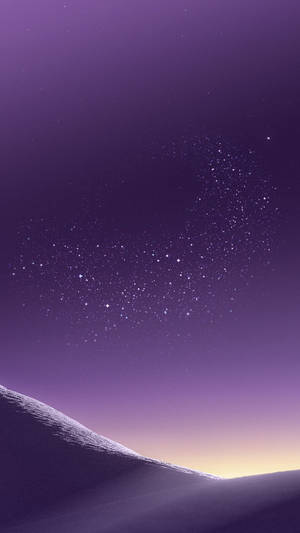 在星空紫色暮色天空下的雪山山脊