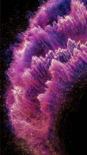 在星空宇宙中旋轉的充滿活力的紫色和粉紅色宇宙星雲。