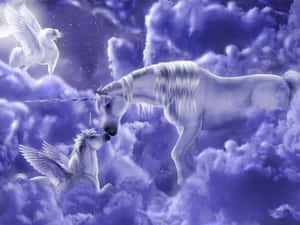 一頭白色獨角獸和一匹有翼的馬在魔法天空中飛過紫色雲層。