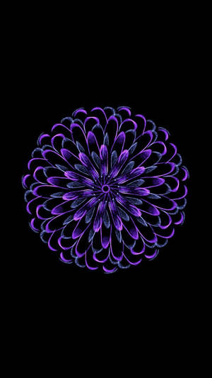 在黑色背景上，一朵發光的紫色分形花朵，帶有層疊的花瓣。 — iPhone 8 壁紙