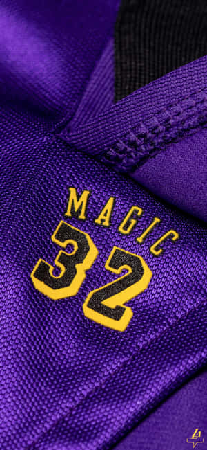 紫色籃球球衣近距離特寫，帶有黃色 Magic 32 文字。 — OnePlus 13 壁紙
