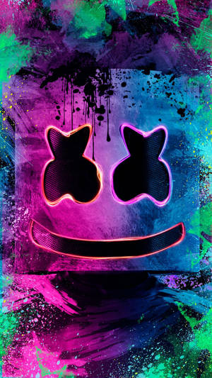 在彩色背景上帶有油漆飛濺的霓虹發光 Marshmello 頭盔。