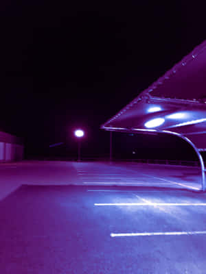 夜晚空無一人的停車場，在紫色和藍色人造燈光下。