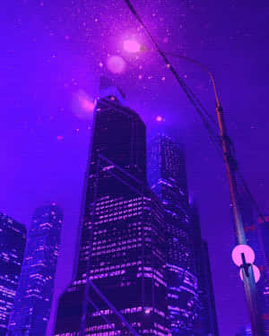 紫色霓虹燈照亮的夜間城市天際線，發光的摩天大樓和漂浮的粒子。 — 淺紫色動態圖片 壁紙