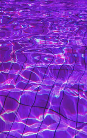 紫色水波紋在瓷磚泳池地板上，帶有發光的倒影。 — 深紫色美學 GIF 壁紙