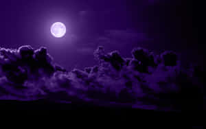 滿月透過紫色雲朵在黑暗的夜空中閃耀。