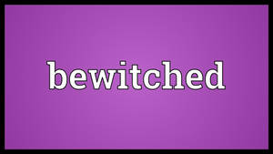 紫色背景上以白色粗體字體顯示的單詞「bewitched」。