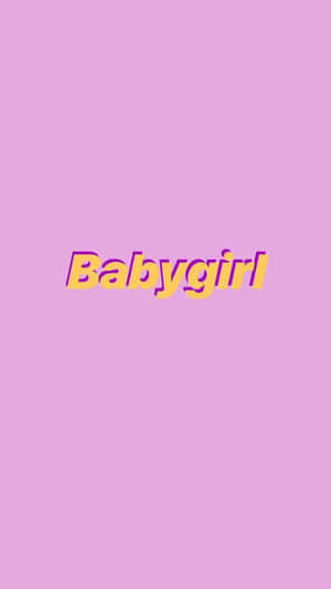淺粉紅背景，帶有紫色輪廓的粗體黃色「Babygirl」文字。 — 紫色美學 壁紙