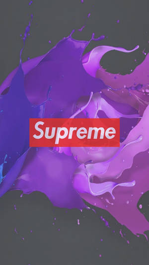 深灰色背景上的紫色油漆飛濺和紅色Supreme標誌。
