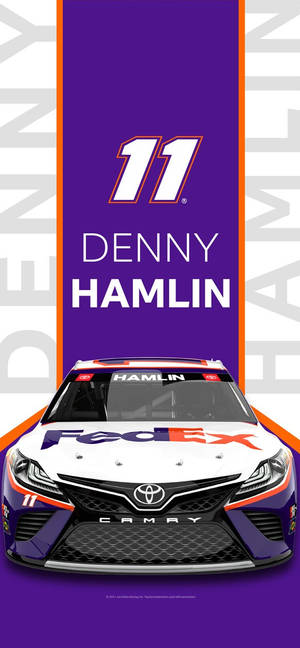 Denny Hamlin的#11 FedEx豐田Camry賽車在紫色背景上。