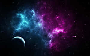 兩顆行星在佈滿星星的太空場景中，圍繞著充滿活力的藍色和洋紅色星雲運行。