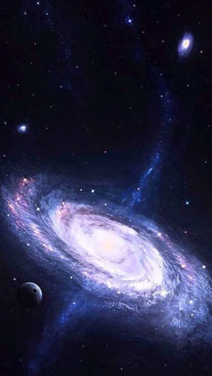 一個充滿活力的螺旋星系，在深空中擁有發光的星雲和遙遠的恆星。 — 紫色 iPhone 壁紙
